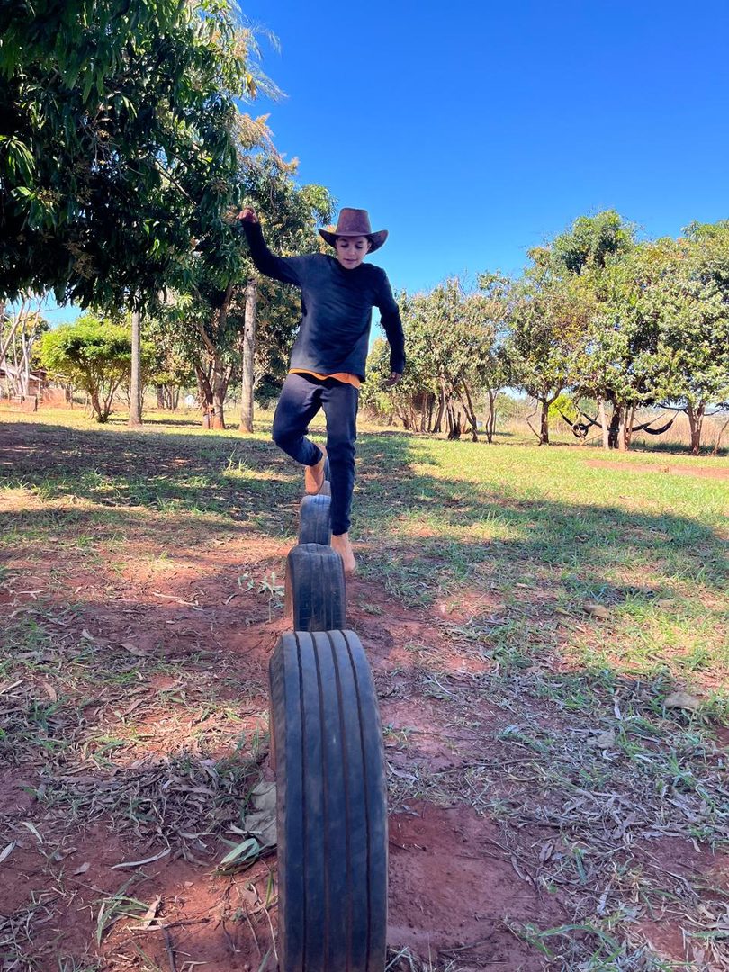 Criança brincando ao ar livre na fazenda