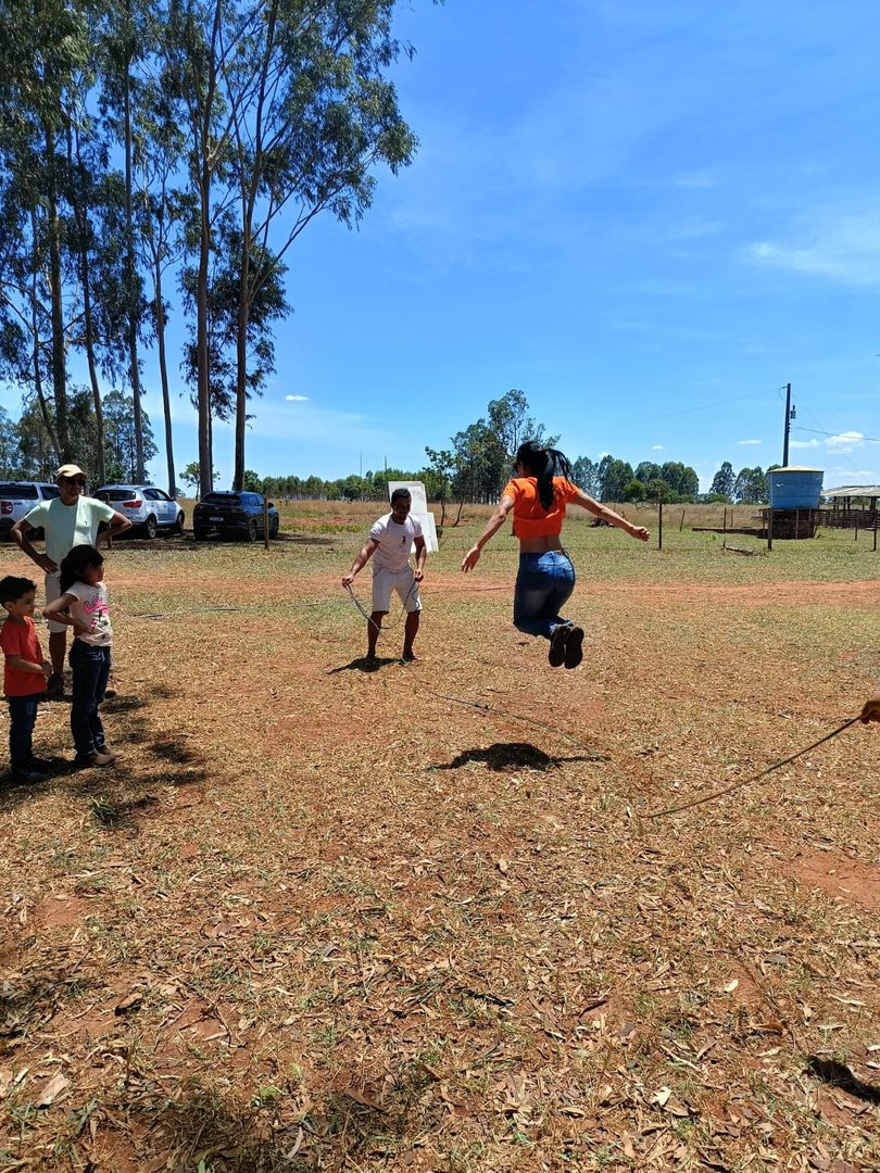 Crianças brincando na fazenda